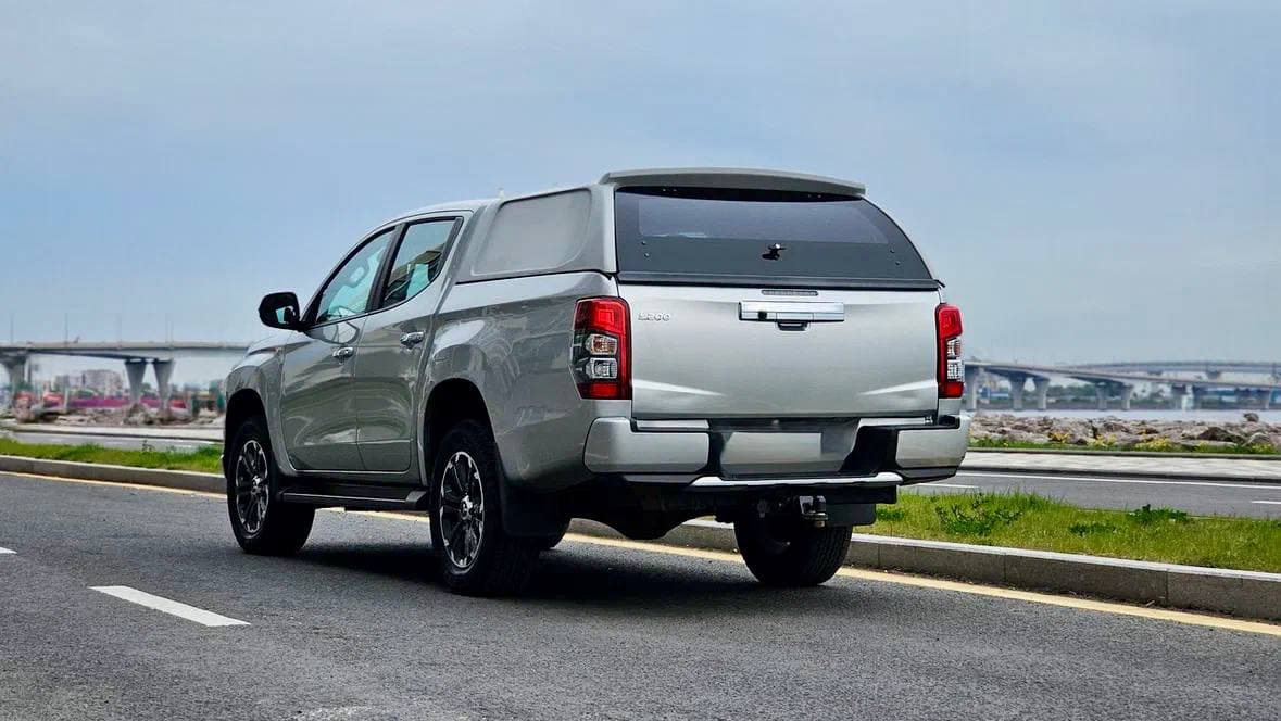 Mitsubishi L200 — вид сзади